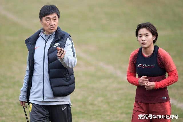 媒体观察：杨瀚森与核心后卫配合默契表现出色